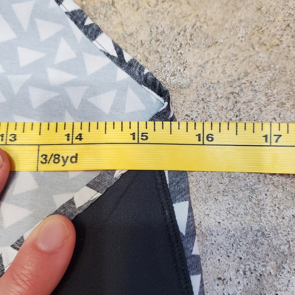 Lulu🍋Breezy Singlet - Picture 5 of 5